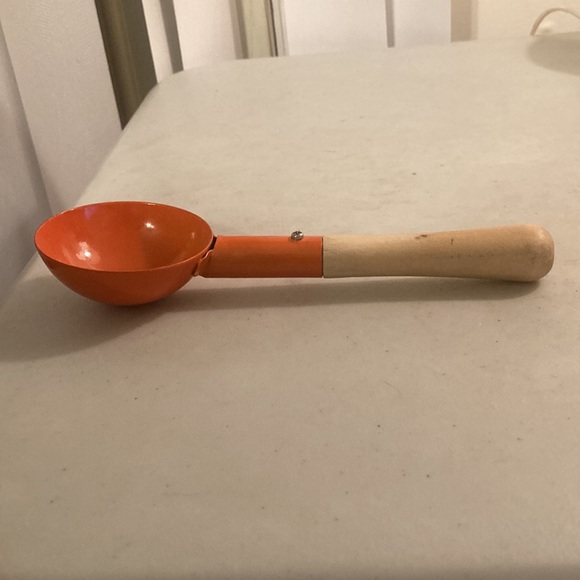 German made Orange Metal Ice Cream Scoop With Wood Handle - Picture 4 of 6